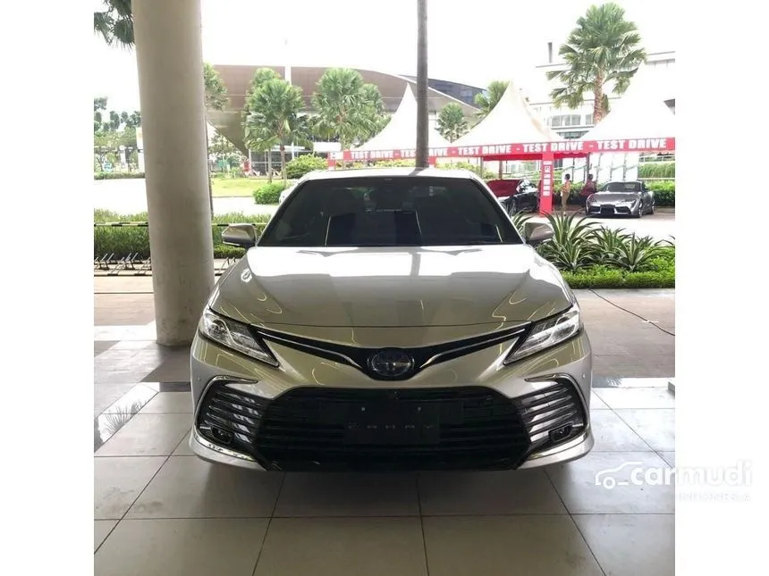 Jual Mobil Toyota Camry 2023 HV TSS 2 2.5 di DKI Jakarta Automatic Sedan Silver Rp 885.400.000