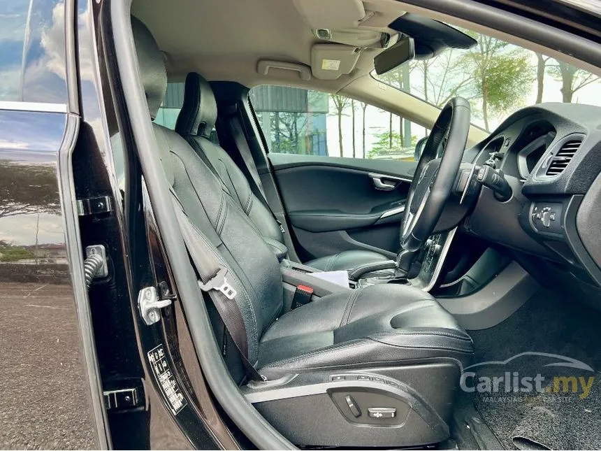 2017 Volvo V40 T5 R-Design Hatchback