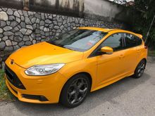 2013 Ford Focus 2.0 ST in model specific yellow