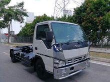 ISUZU NPR Arm Roll/ Roll On Roll Off /Bdm 7500kg /Year Register 2019