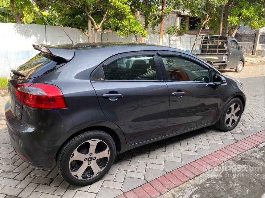 Jual Mobil KIA Rio 2014 UB 1.4 di Jawa Timur Automatic Hatchback Abu 