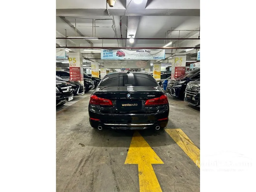 2018 BMW 520i Luxury Sedan