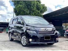 2013 Toyota Vellfire 2.4 Z. 1 power door & 8 seats