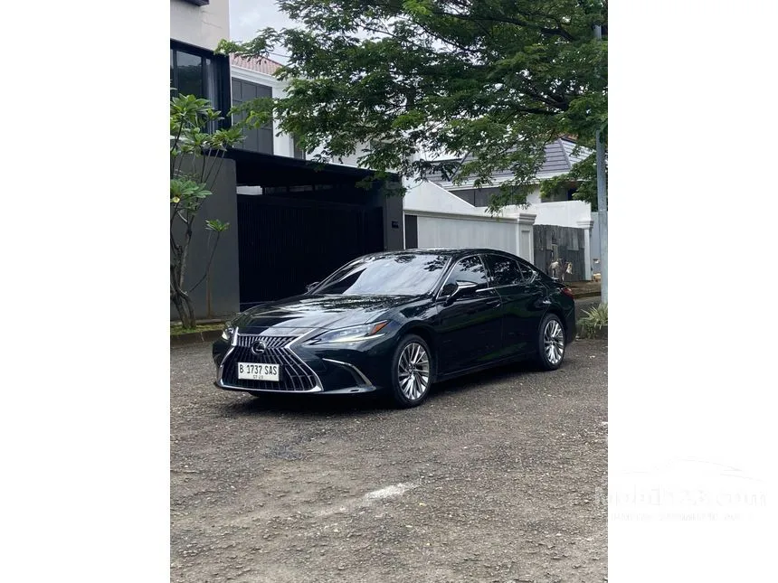 2023 Lexus ES 300h Ultra Luxury Sedan