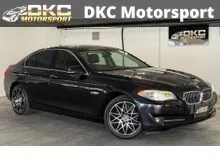2013 BMW 520i 2.0 Sedan / KEYLESS START / ELECTRIC MEMORY SEATS / LEATHER INTERIOR SEATS / PADDLE SHIFTERS / USB / CRUISE CONTROL / ABS / DSC / PM /