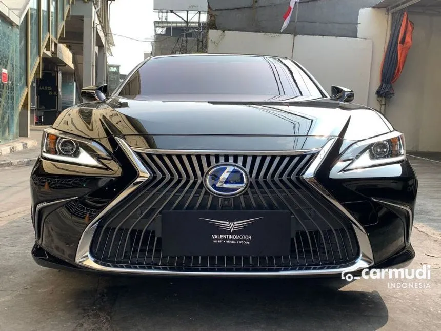 2019 Lexus ES300h Ultra Luxury Sedan