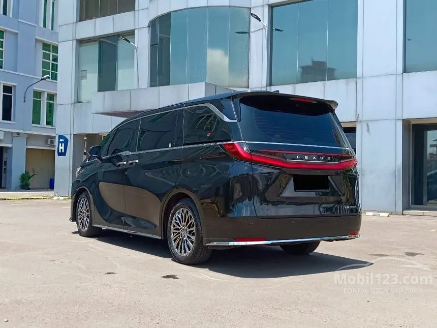 2025 Lexus LM 350h 7 Seater MPV