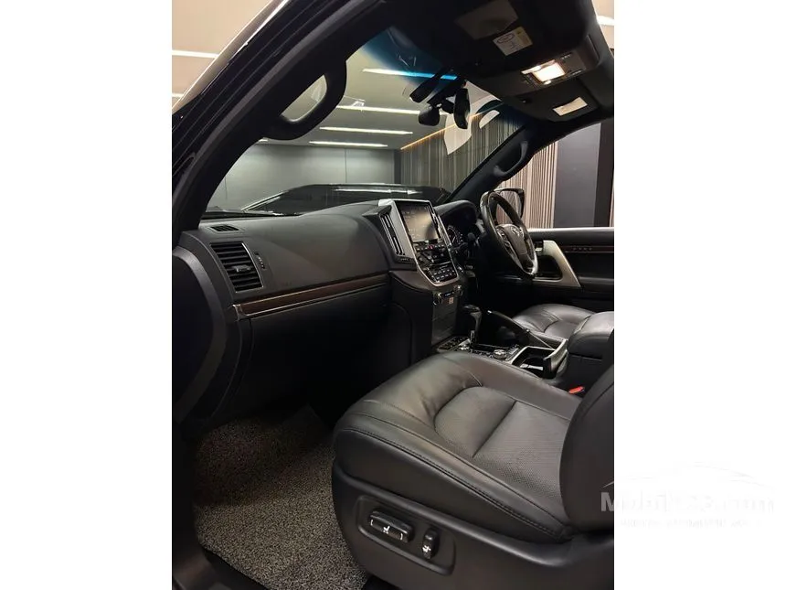 2019 Toyota Land Cruiser 200 VX-R SUV