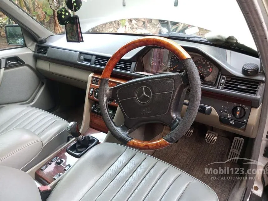 1993 Mercedes-Benz E320 Sedan