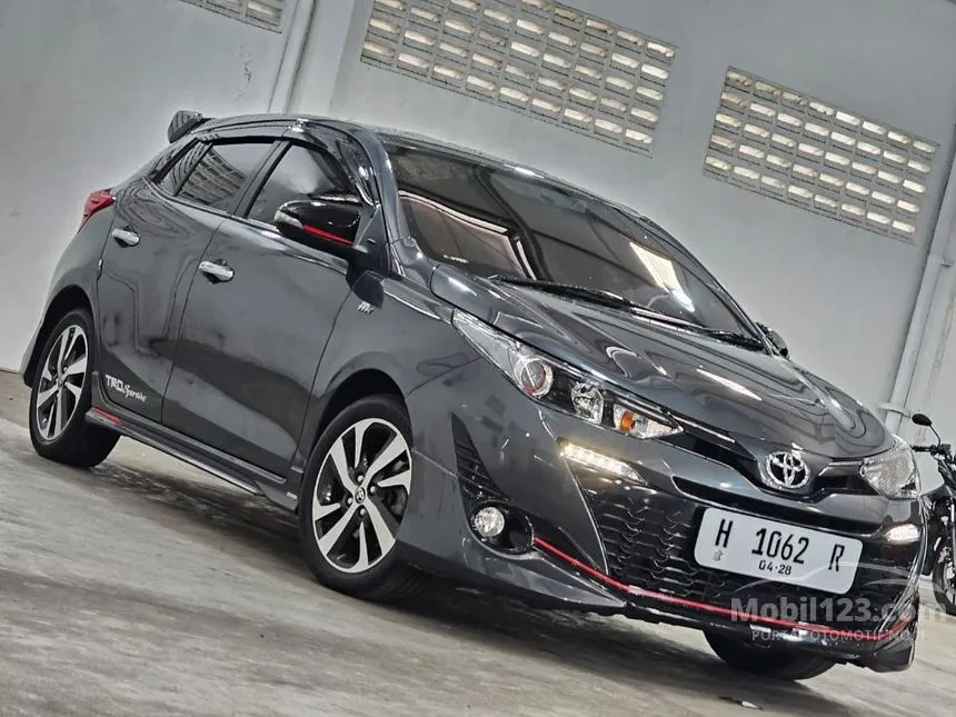 Jual Mobil Toyota Yaris 2018 TRD Sportivo 1.5 di Jawa Tengah Automatic Hatchback Abu