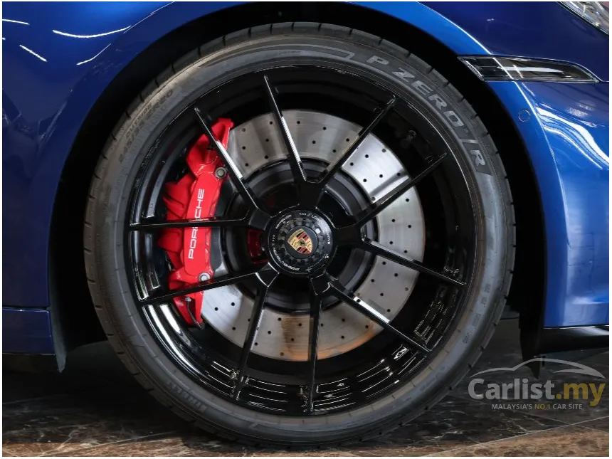 2025 Porsche 911 Carrera 4 GTS Coupe