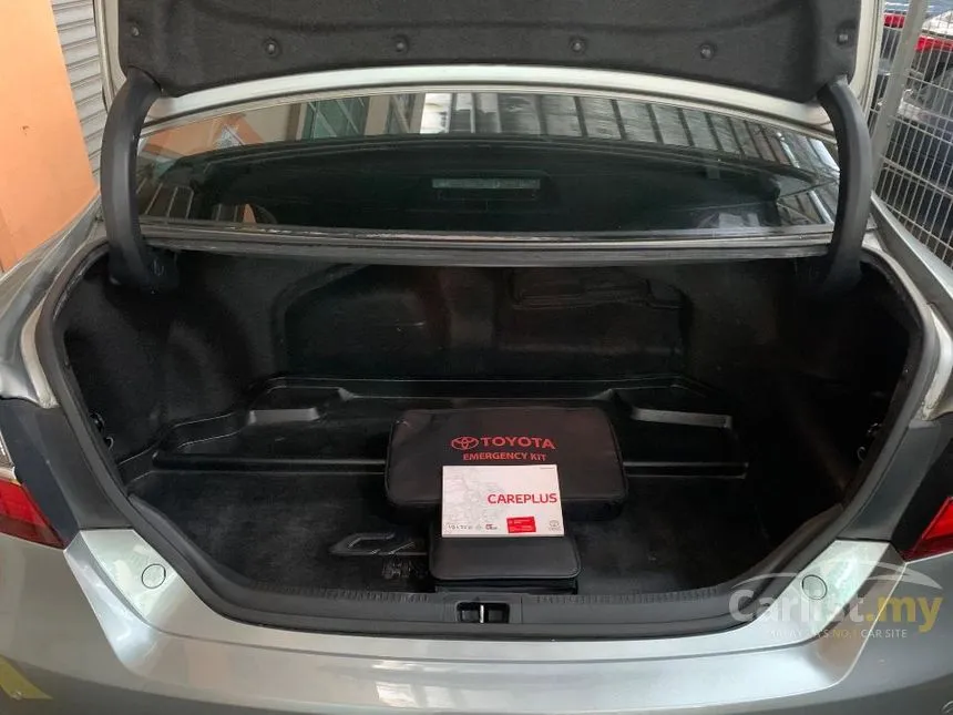 2018 Toyota Camry Hybrid Luxury Sedan