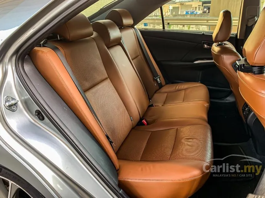 2018 Toyota Camry Hybrid Luxury Sedan