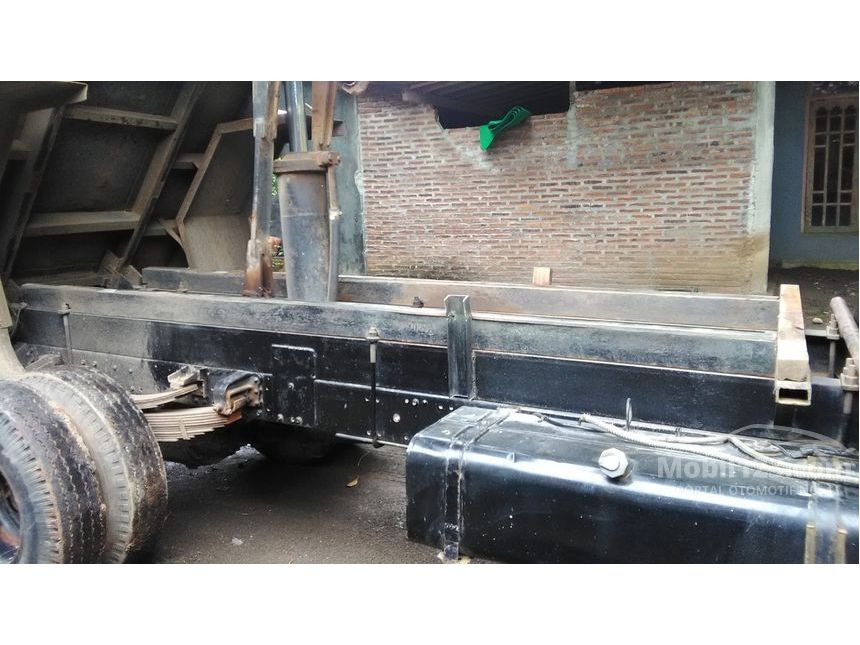 2002 Mitsubishi Colt Diesel FE 304 4 Wheel Truck