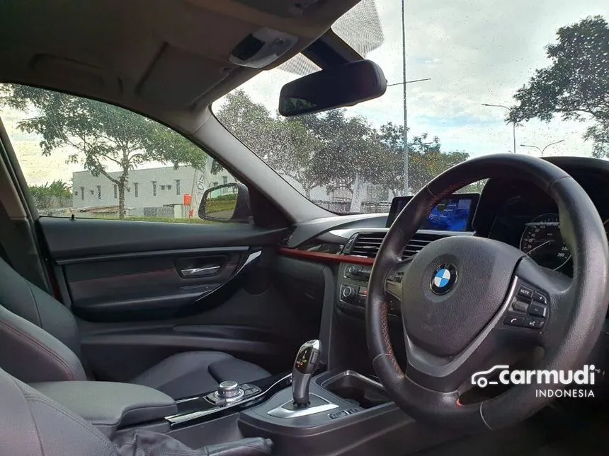 2013 BMW 320i Luxury Sedan