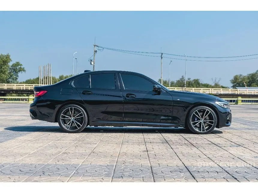 2022 BMW 330e M Sport Sedan