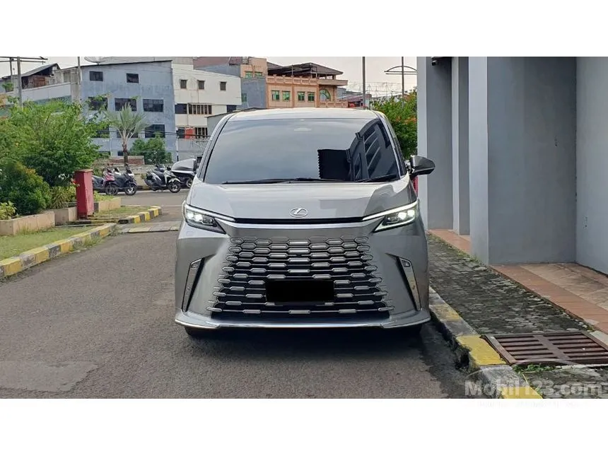 2025 Lexus LM 350 4 Seater MPV