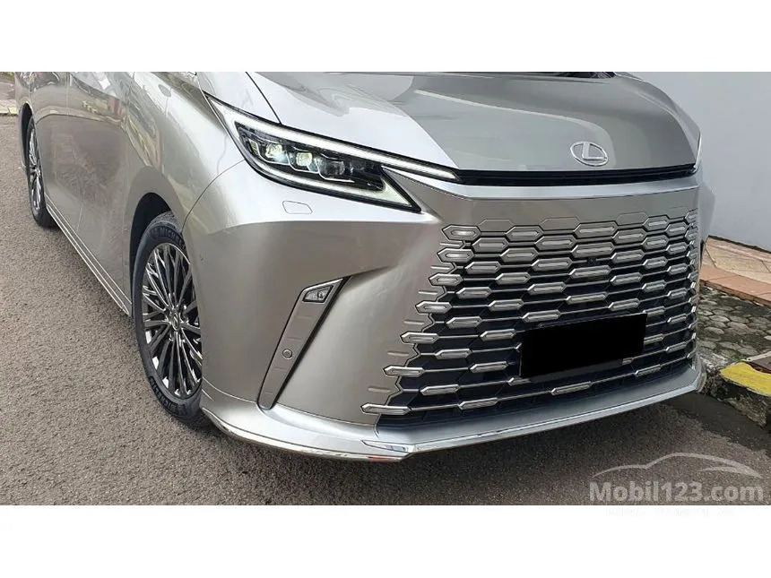 2024 Lexus LM 350h 4 Seater MPV