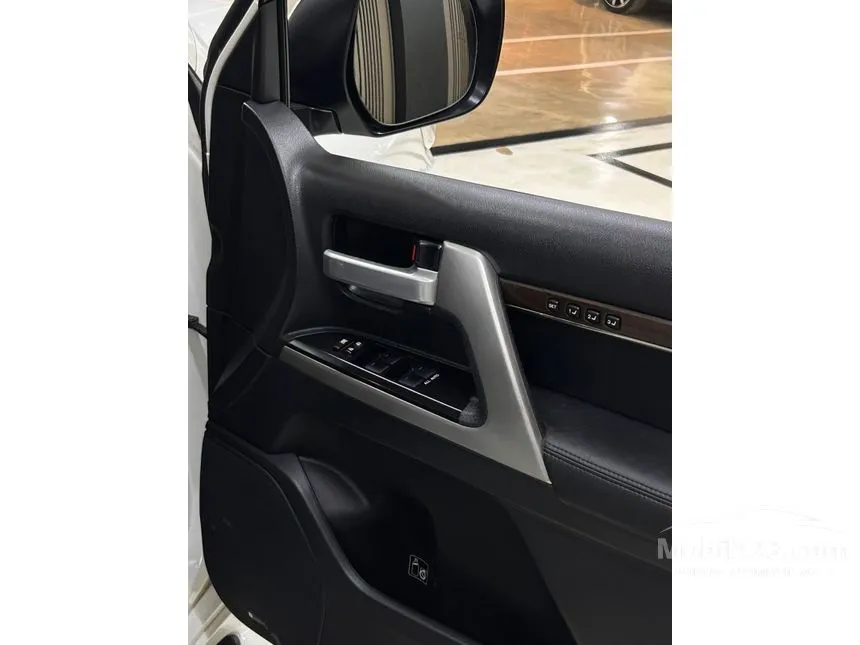2018 Toyota Land Cruiser 200 VX-R SUV