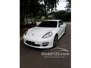 Porsche Panamera 4.8L Turbo Fastback warna putih tahun 2010