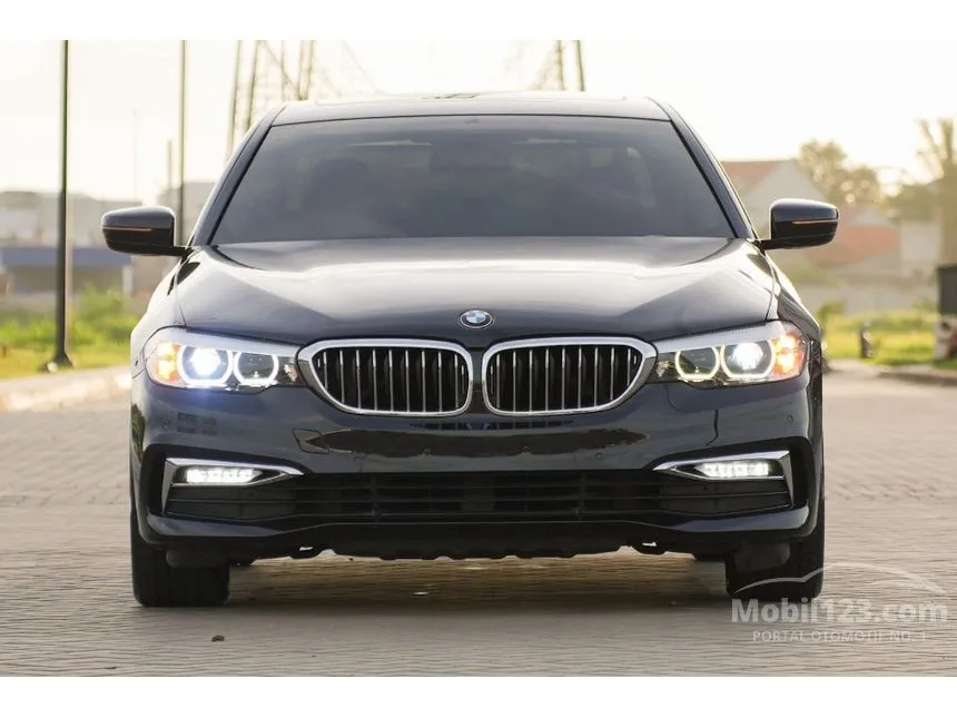 2018 BMW 530i Luxury Sedan