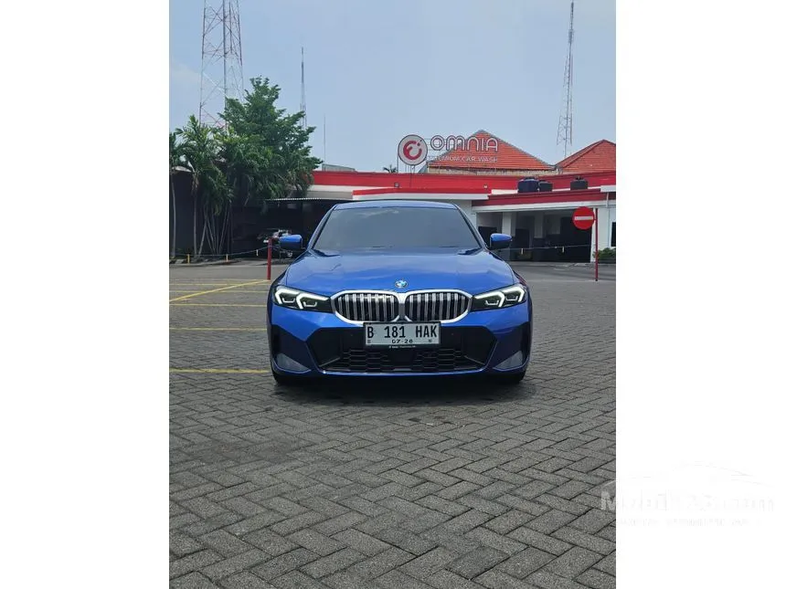 Jual Mobil BMW 320i 2023 M Sport 2.0 di Jawa Timur Automatic Sedan Biru Rp 825.000.000