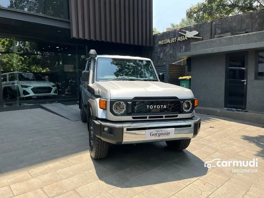 Jual Mobil Toyota Land Cruiser 2024 70 GXL 2.8 di DKI Jakarta Automatic SUV Silver Rp 2.200.000.000