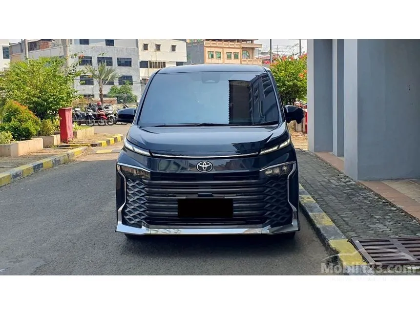 2022 Toyota Voxy (Premium Color) MPV