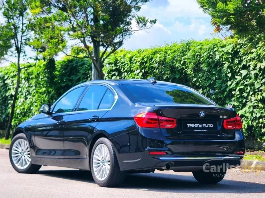 2019 BMW 318i Luxury Sedan