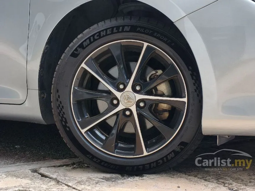 2015 Toyota Camry Hybrid Sedan