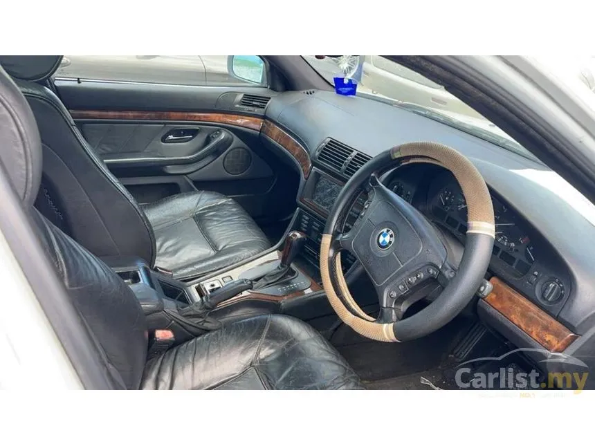 2000 BMW 528i Sedan
