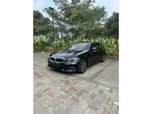 2021 BMW 320i 2.0 Dynamic Sedan Black on Black Odo 19 Rb (TERMURAH)