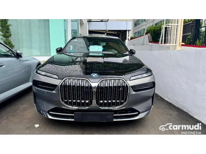 Jual Mobil BMW i7 2025 xDrive60 Gran Lusso (2 Tone Exterior) di DKI Jakarta Automatic Sedan Hitam Rp 3.540.000.000