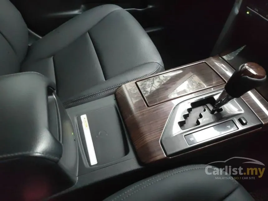 2017 Toyota Camry Hybrid Luxury Sedan