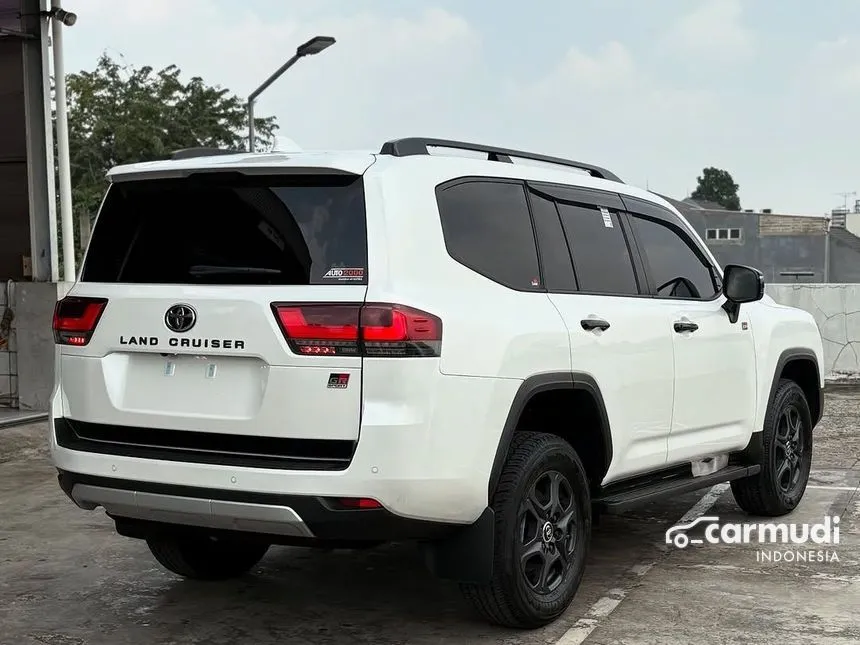 2025 Toyota Land Cruiser 300 GR-S 4X4 (Premium Colour) SUV