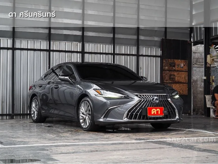 2022 Lexus ES300h Grand Luxury Sedan