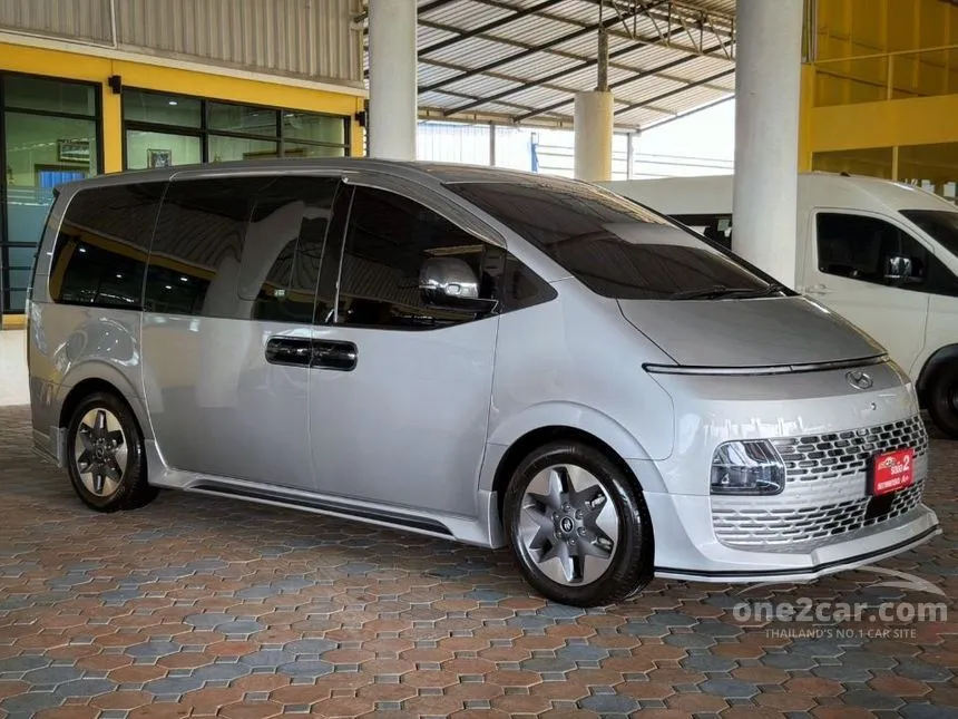 2024 Hyundai Staria SEL Van