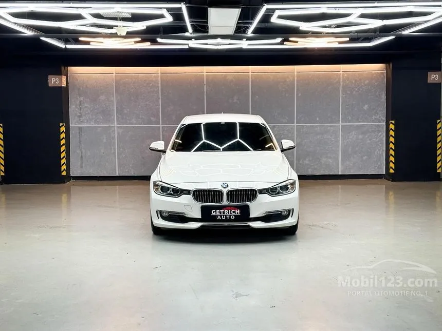 2013 BMW 320i Luxury Sedan