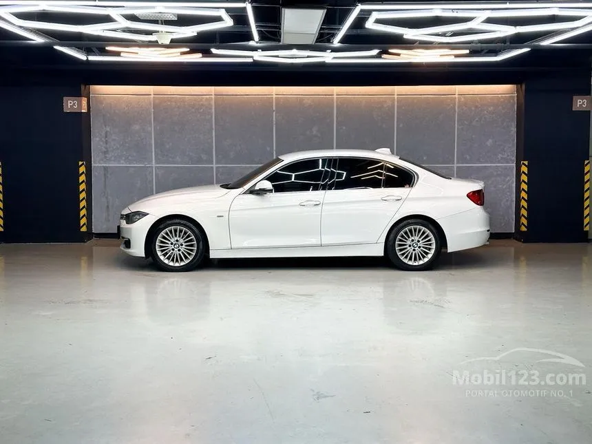 2013 BMW 320i Luxury Sedan