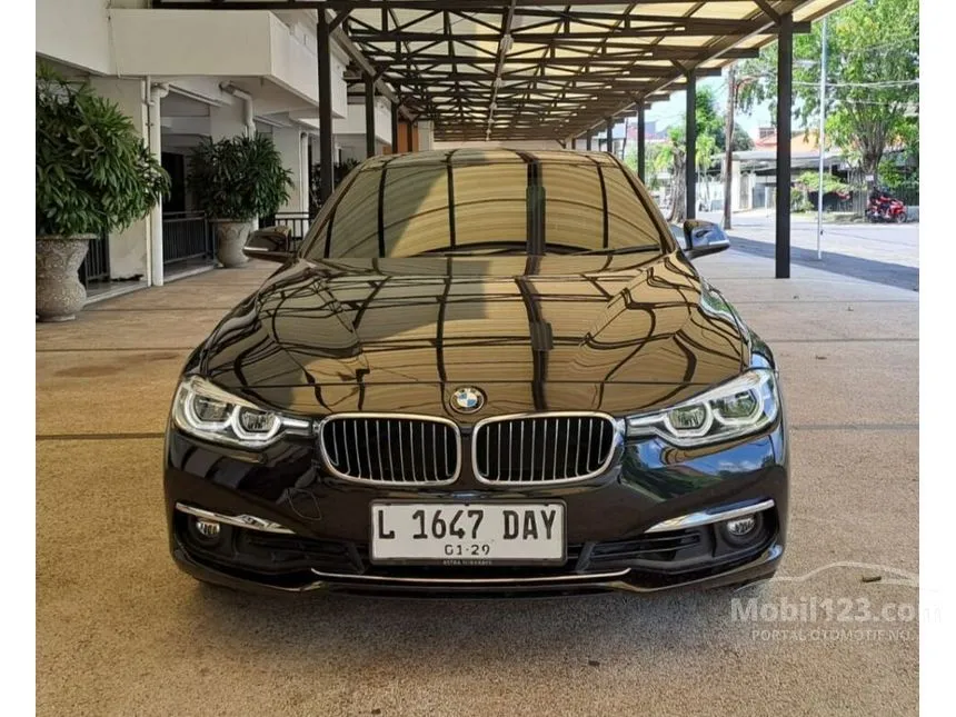 Jual Mobil BMW 320i 2018 Luxury 2.0 di Jawa Timur Automatic Sedan Hitam Rp 440.500.000