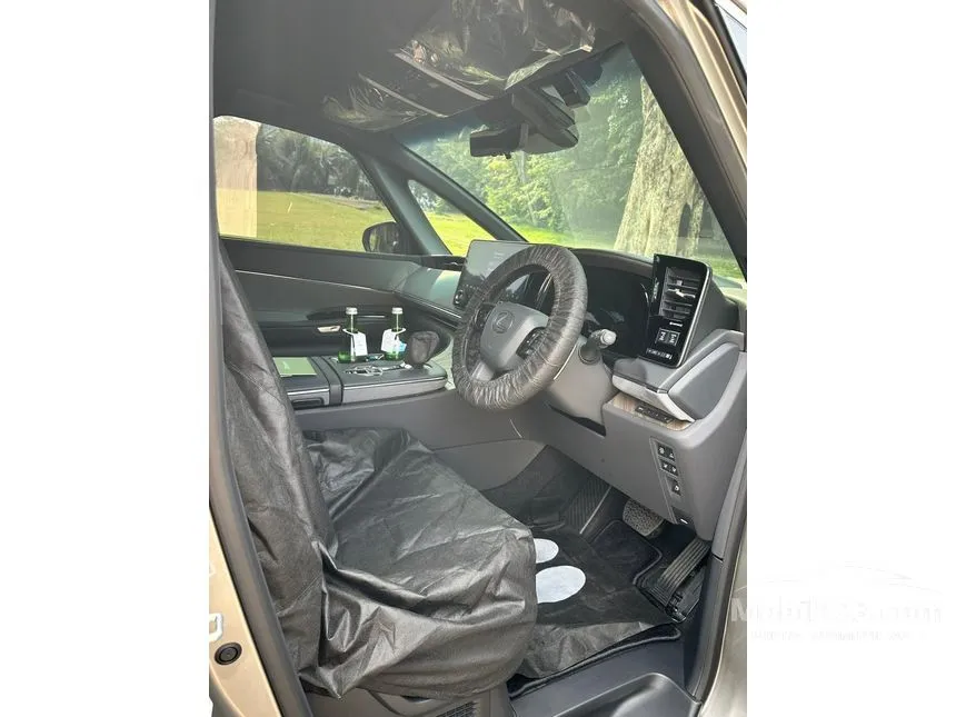 2024 Lexus LM 350 7 Seater MPV
