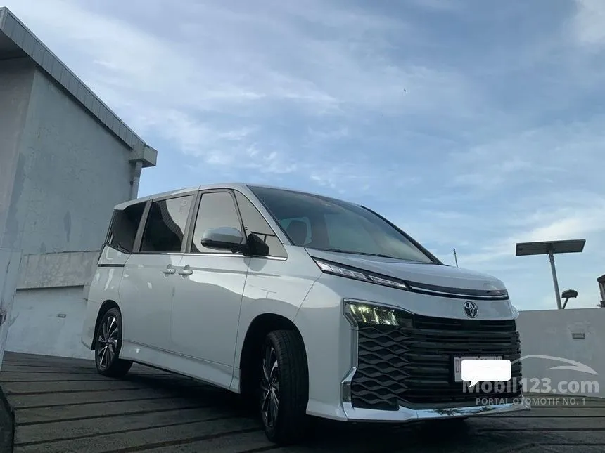 2023 Toyota Voxy (Premium Color) MPV