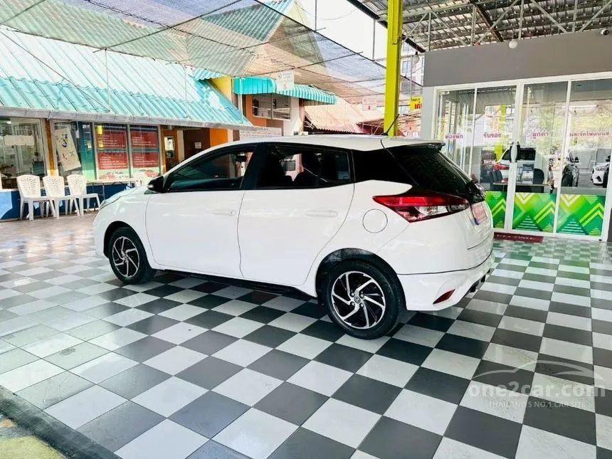 2020 Toyota YARIS Mid Hatchback