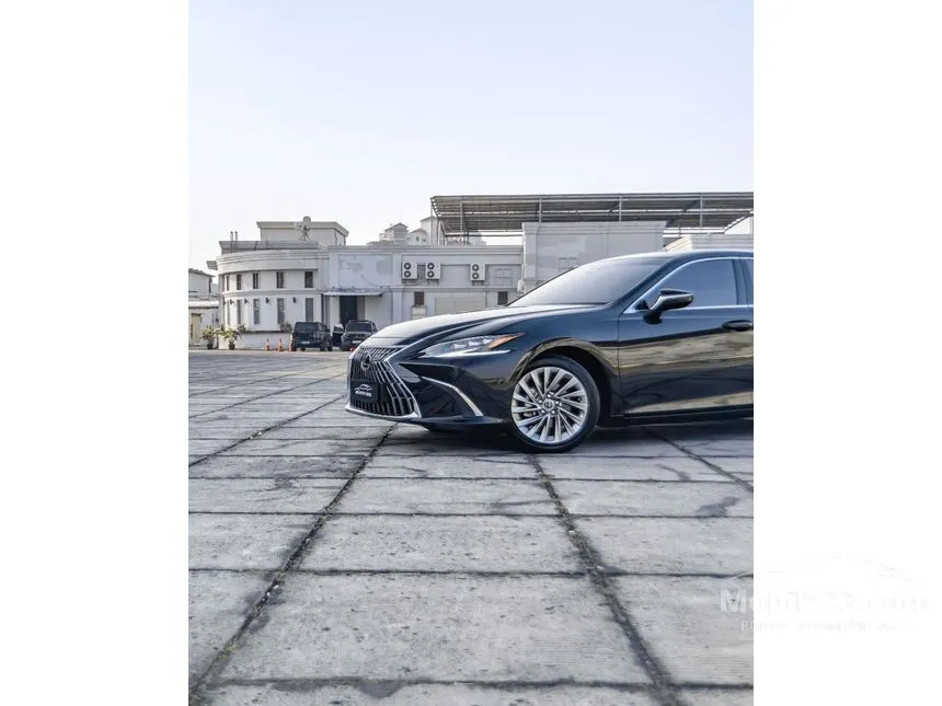 2024 Lexus ES 300h Ultra Luxury Sedan