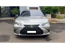 2023 Lexus ES 300h 2.5 Ultra Luxury Sedan km 9 ribuan sonic titanium