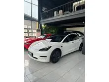 2021 Tesla Model 3 0.0 Standard Range Plus Sedan White on Black