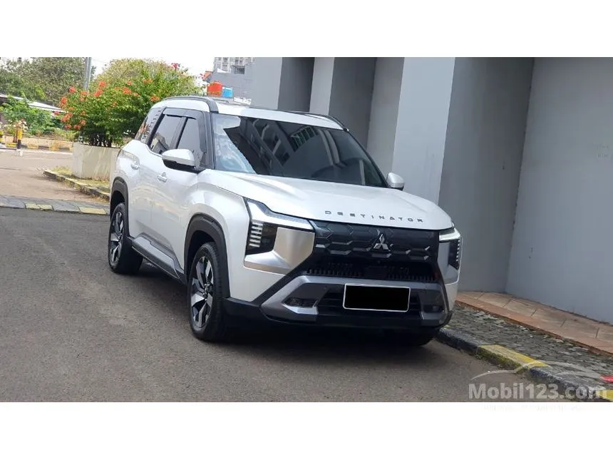 2025 Mitsubishi Destinator Ultimate (Quartz White Pearl) SUV