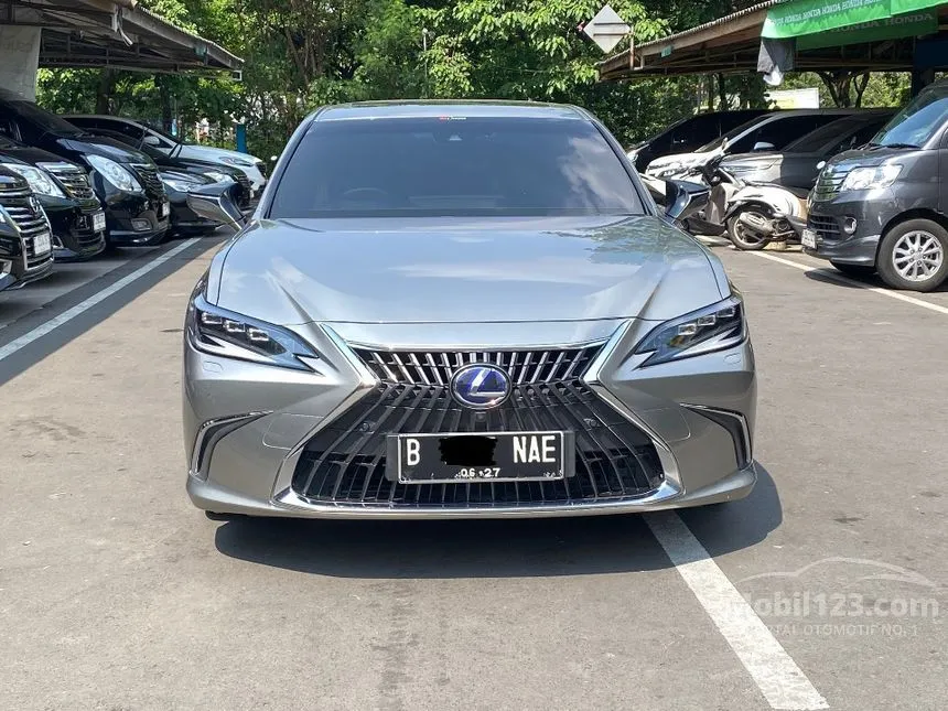 2022 Lexus ES 300h Ultra Luxury Sedan