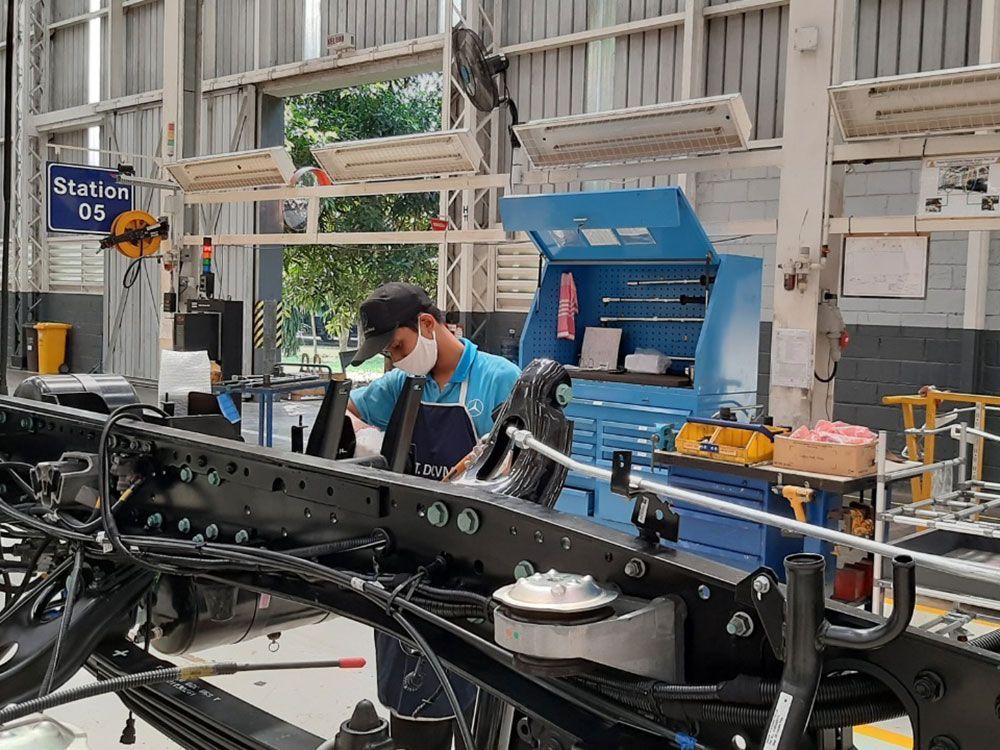 Daimler Commercial Vehicles Indonesia Kembali Operasikan Pabriknya