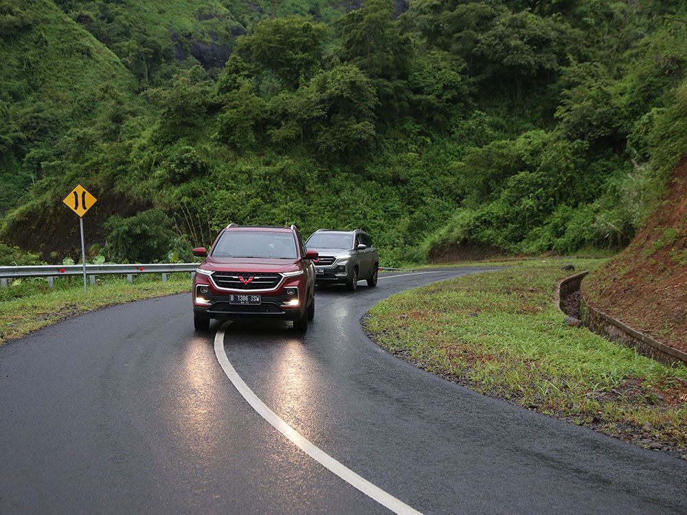 Tips Berkendara di Jalan Tol Saat Hujan